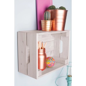 Holzkiste mit Rust-Oleum Colour Wash Anchor Grey Effektfarbe und Deko-Elementen.