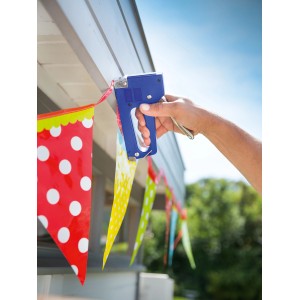 Hand befestigt mit LUX Handtacker eine Girlande. Tacker für Feindrahtklammern.