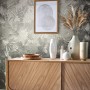 Marburg Vliestapete Botanica Floral Platin an Wand hinter Sideboard mit Deko.