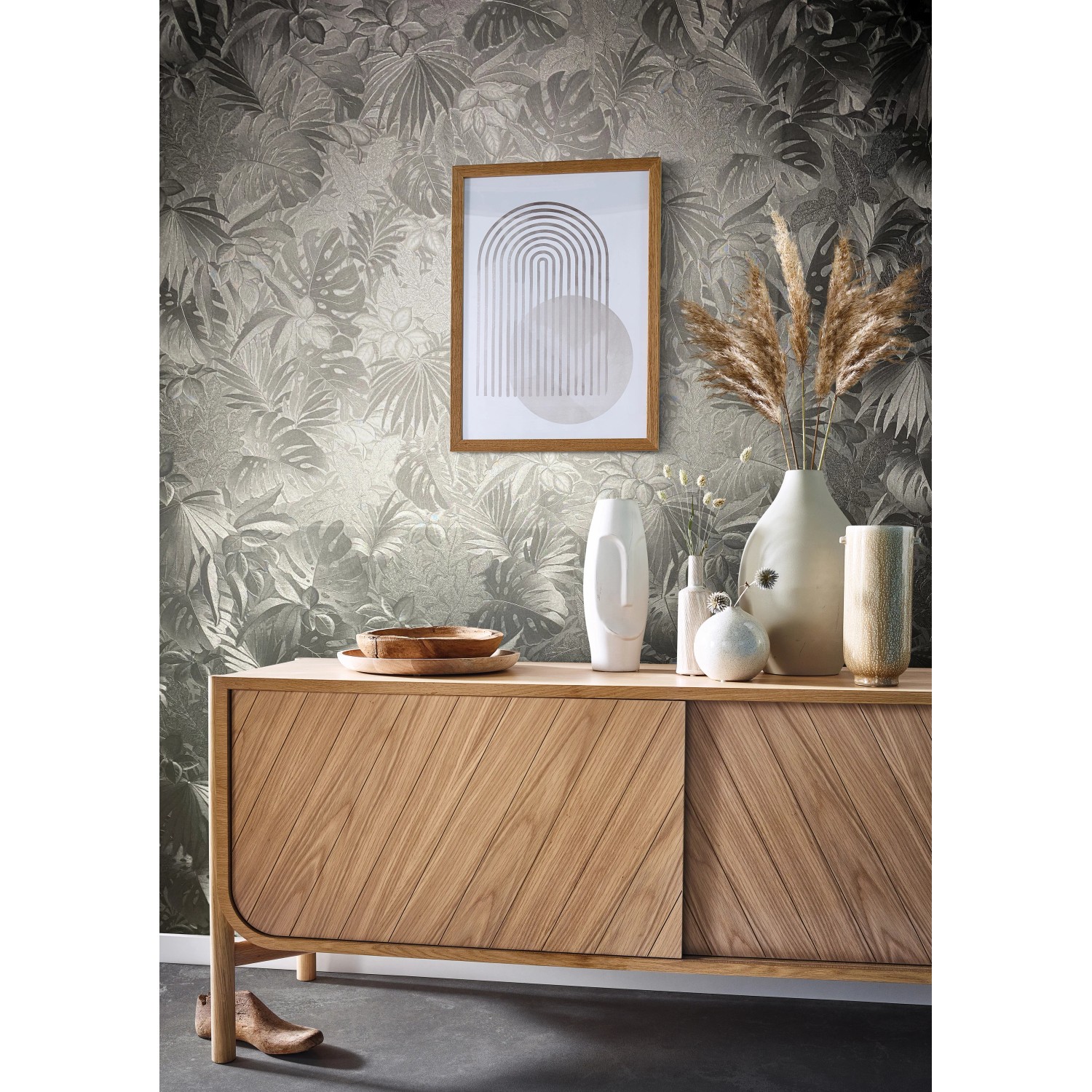 Marburg Vliestapete Botanica Floral Platin an Wand hinter Sideboard mit Deko.