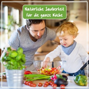 Vater und Kind bereiten Salat zu, Poliboy BIO Küchen Reiniger für natürliche Sauberkeit.
