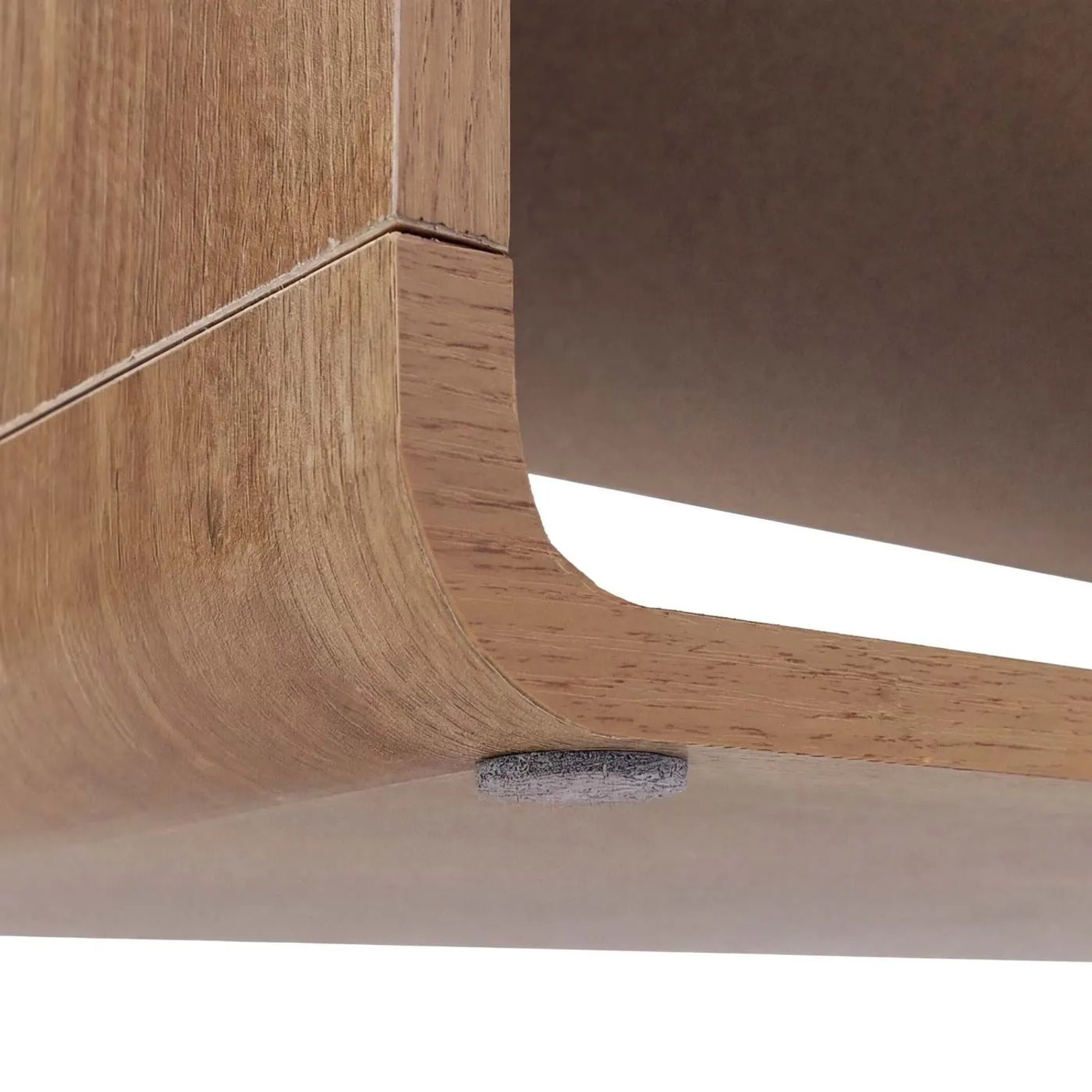 MCW Schrank P43: Abgerundete Ecke in Wotan-Eiche-Optik. Filzgleiter schützt den Boden. Garderobenschrank Detail.
