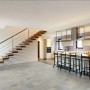 Classen Ceramin Fliese Neo Vario Marino in Steinoptik als Bodenbelag im Wohnraum mit Treppe und Küche.