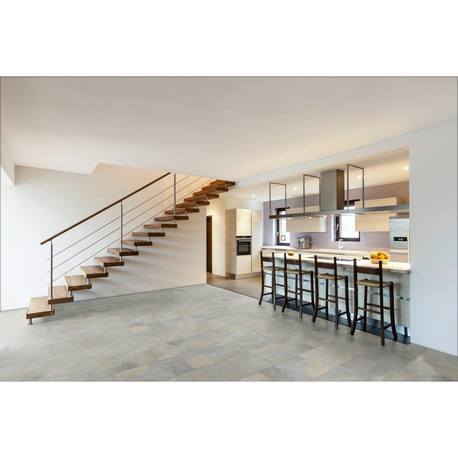 Classen Ceramin Fliese Neo Vario Marino in Steinoptik als Bodenbelag im Wohnraum mit Treppe und Küche.