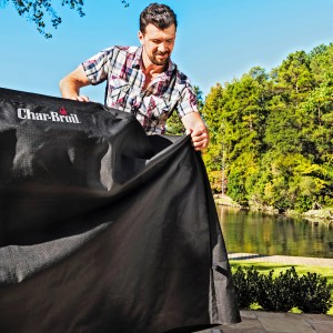 Schwarze Char-Broil Grillabdeckung für 2-Brenner-Gasgrill im Einsatz.