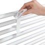 Wenko Universal Flexi Haken für Handtuchheizkörper in Weiß, angebracht an Heizkörper.
