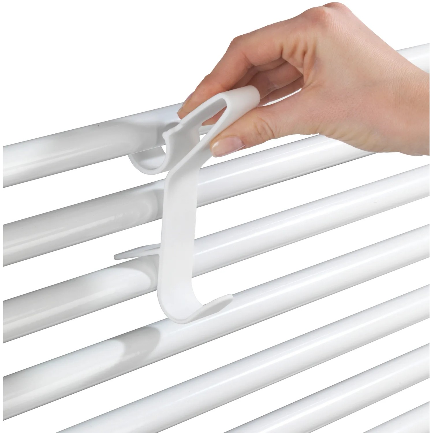 Wenko Universal Flexi Haken für Handtuchheizkörper in Weiß, angebracht an Heizkörper.