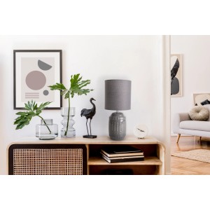 Graue Näve Tischleuchte Erida aus Keramik mit Leinenschirm auf Kommode.