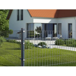 Anthrazitfarbener Doppelstabmattenzaun (83x201cm) aus Metall vor einem Haus.