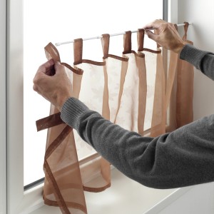 Gardinia Klemmstange, weiß, 35-45cm, 2er-Pack. Montage einer braunen Scheibengardine am Fenster.