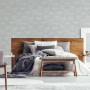 Schlafzimmer mit grauer Vliestapete Aura Grey mit filigranen Blumen von Superfresco Easy.