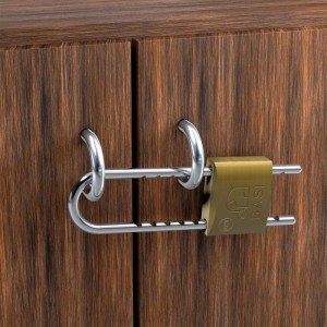 Basi Vorhangschloss mit Messinggehäuse und verstellbarem Stahlbügel sichert Holzschranktüren. Ideal für Türen, Tore, Spinde.