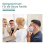 Lachender Vater mit zwei Söhnen im Bad, die sich mit Rasierschaum im Spiegelschrank spiegeln.