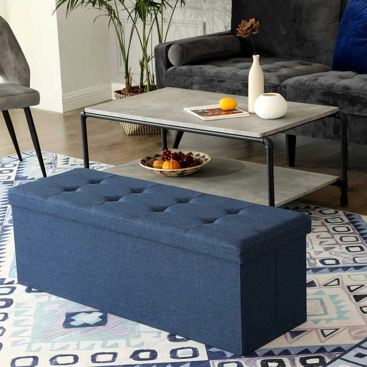 Blaue Songmics Sitztruhe/Schuhbank mit Stauraum, gesteppt, im Wohnzimmer.