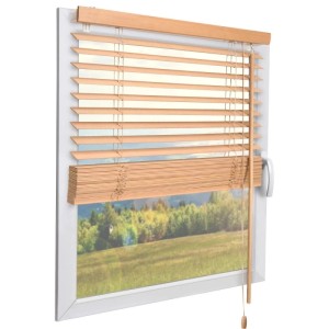 Sol Royal Holzjalousie SolDecor JH3, Eiche, B130xH160 cm, am Fenster mit Landschaft im Hintergrund.