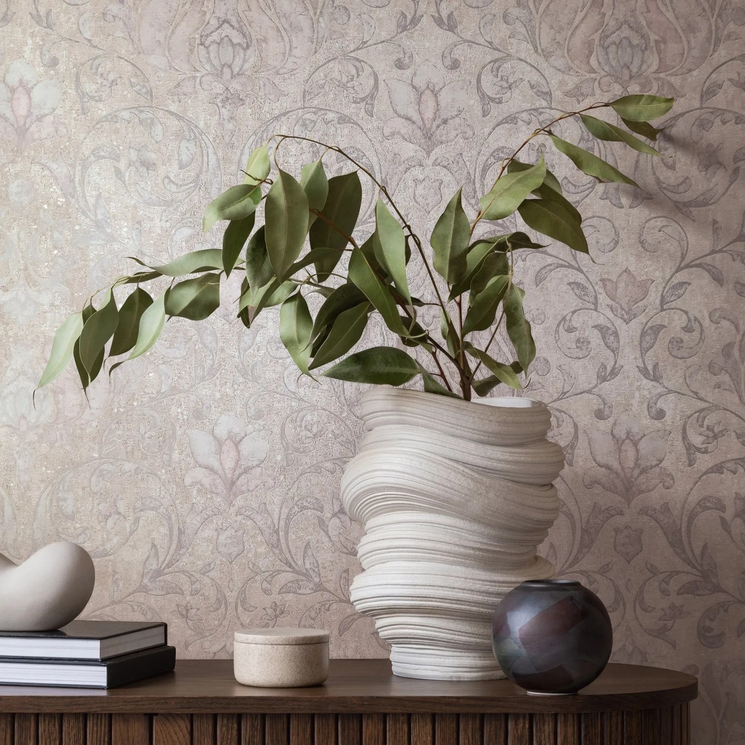 Beige Marburg Vliestapete mit floralem Landhausstil-Muster für Wohnräume.