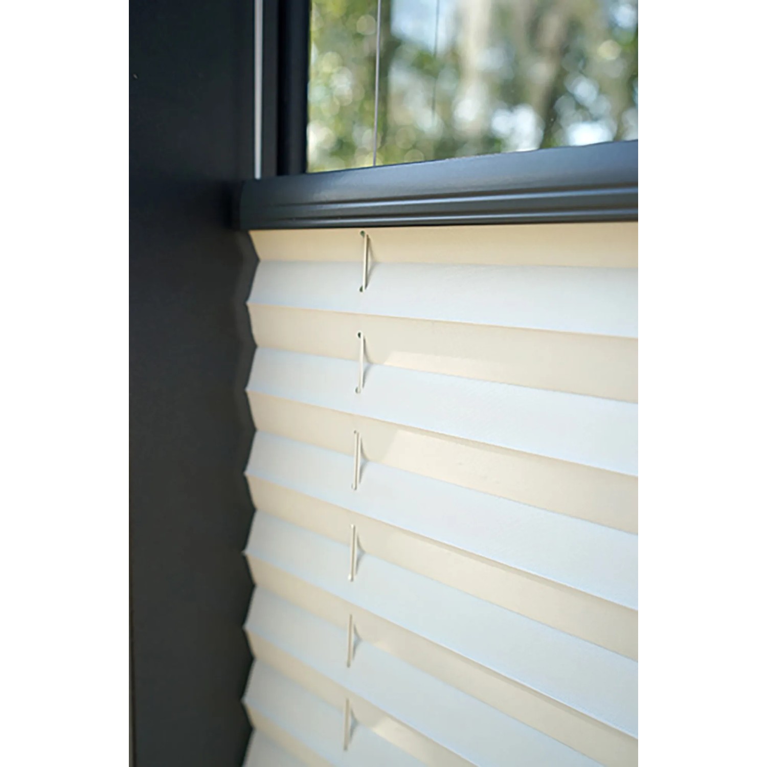 Hellgraues SunElements Plissee zur Wandmontage für SunGarden Gewächshäuser.