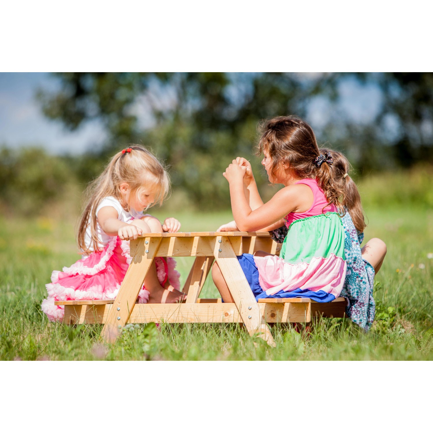 Timbela Kindersitzgarnitur M018-1 aus Holz mit spielenden Kindern im Garten.