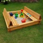 Holz Sandkasten Donald 140x140 cm mit klappbarer Abdeckung und Spielzeug im Garten.