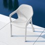 Weißer Lechuza Essstuhl mit Flechtstruktur, ideal für Garten und Terrasse.