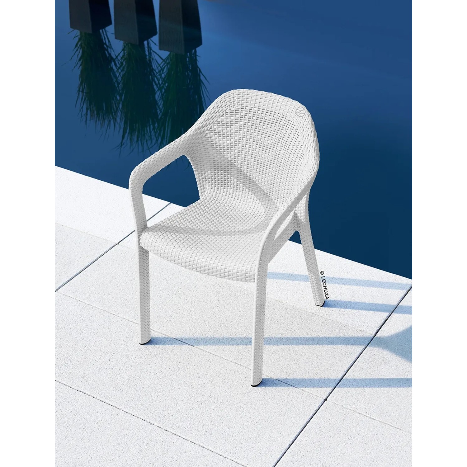 Weißer Lechuza Essstuhl mit Flechtstruktur, ideal für Garten und Terrasse.