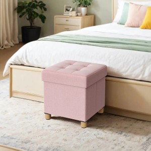 Rosa Songmics Sitzhocker Melisa (38x38 cm) mit Stauraum vor einem Bett.