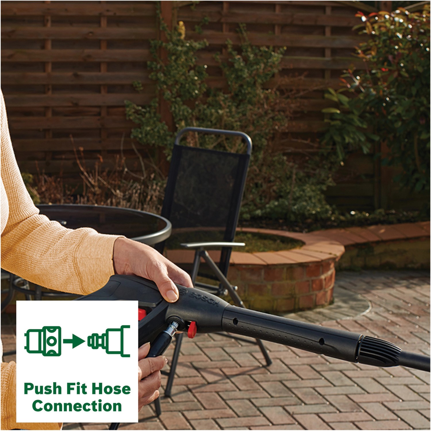 Bosch Universal Aquatak 125 Hochdruckreiniger mit Schlauchanschluss im Einsatz.