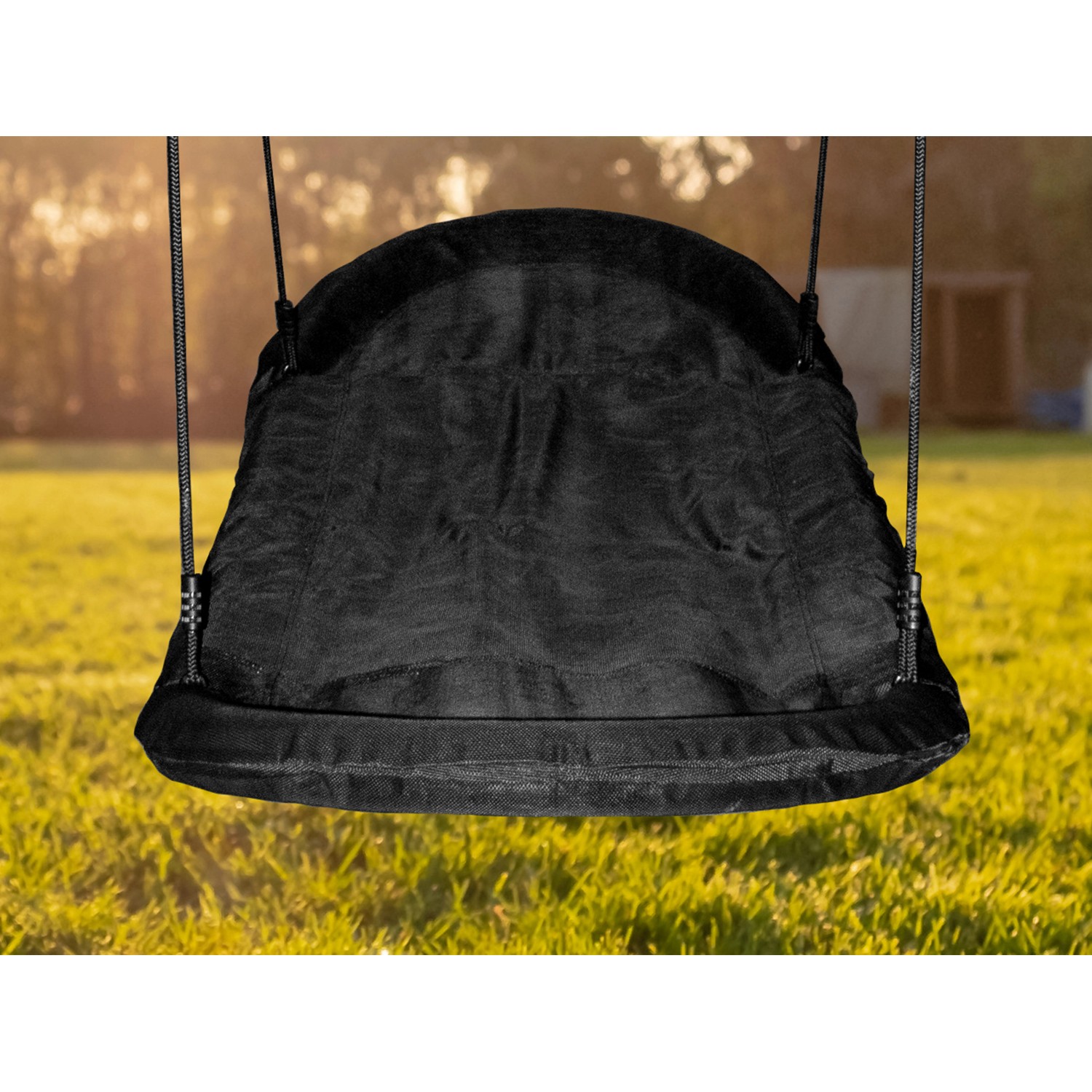 Axi Nestschaukel Roxy, grau-weiße Hängeschaukel mit schwarzer Aufhängung im Garten.