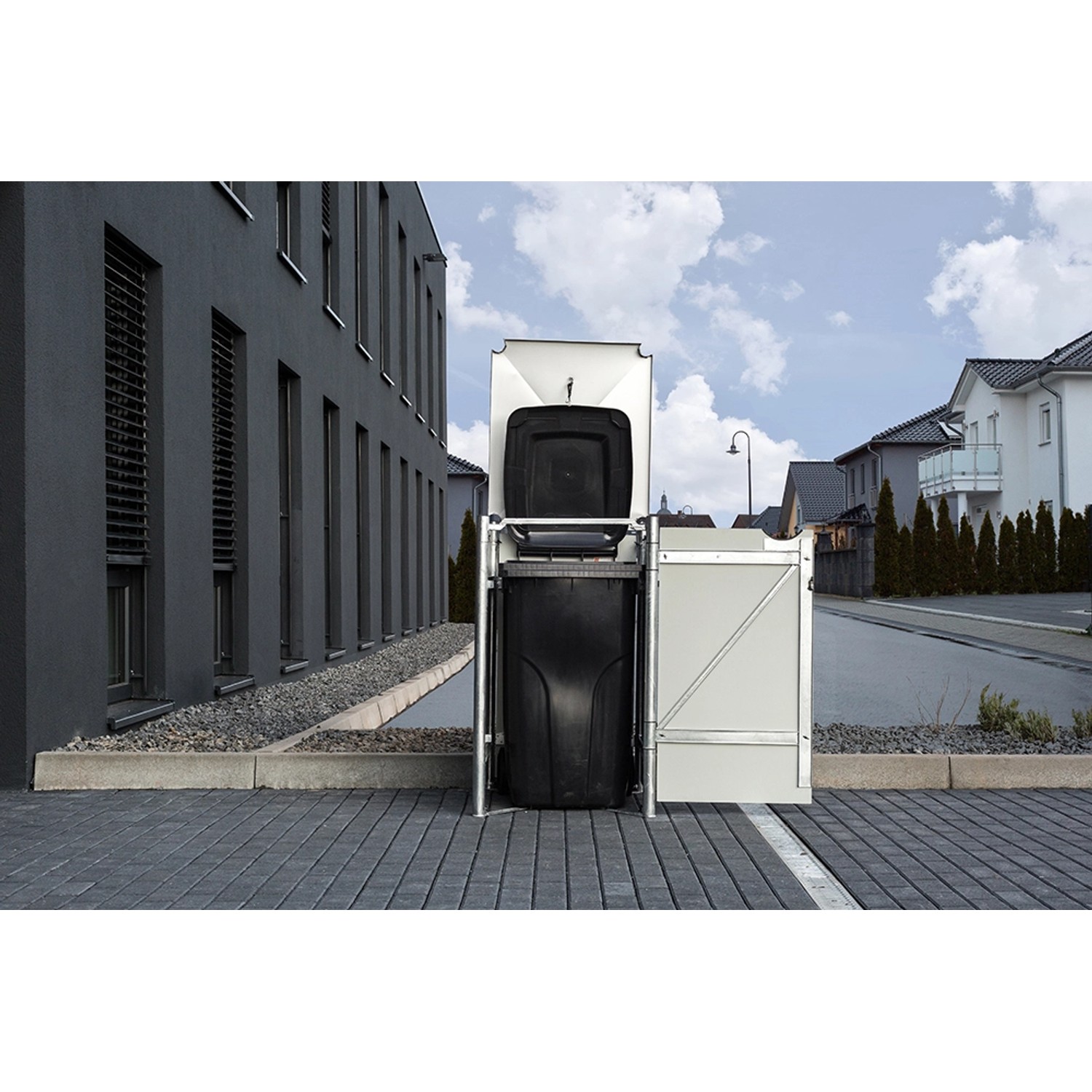 Offene, schwarze Hide Mülltonnenbox aus Kunststoff mit Kippvorrichtung und Seitentür.