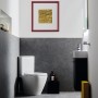Ideal Standard WC-Sitz i.life S Wrapover, Weiß, in modernem Badezimmer.