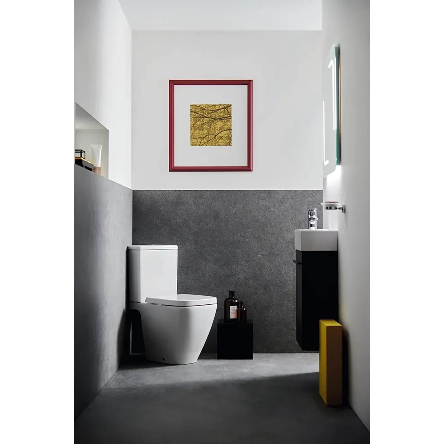 Ideal Standard WC-Sitz i.life S Wrapover, Weiß, in modernem Badezimmer.