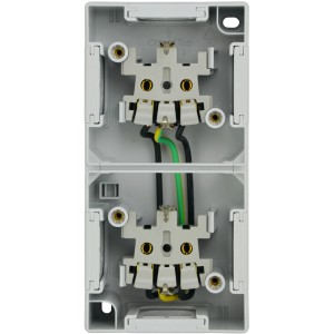 Feuchtraum-Steckdose 2-fach, hellgrau-grau, senkrecht, mit geöffnetem Gehäuse und sichtbarer Verkabelung.