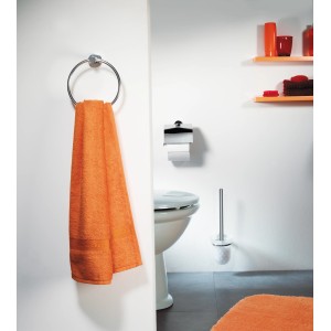 Spirella Handtuchring Atlantic Chrom, 20,5 cm, mit orangefarbenem Handtuch im Badezimmer.
