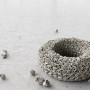 Dekorative Schale aus Ultrament Knet Beton, verziert mit kleinen Beton-Rosen.