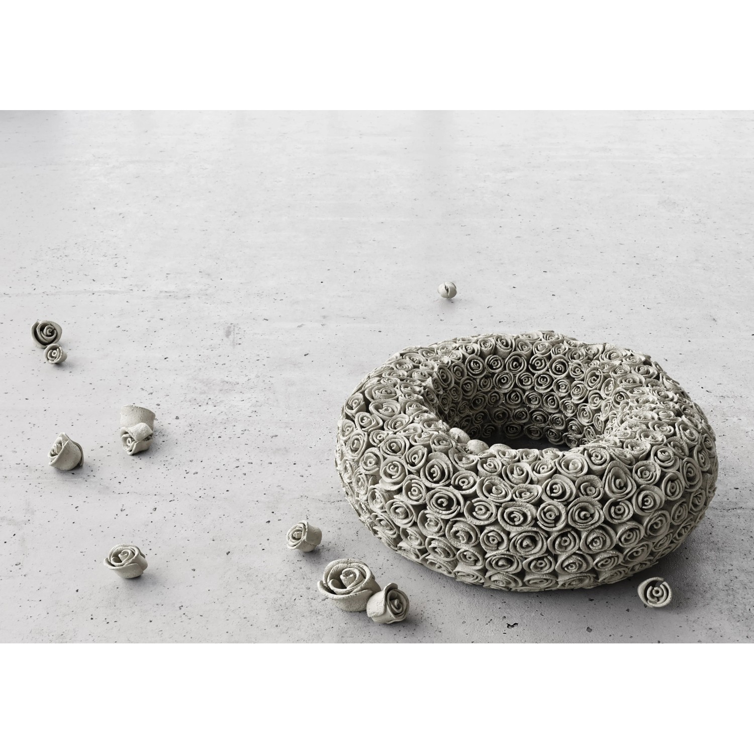 Dekorative Schale aus Ultrament Knet Beton, verziert mit kleinen Beton-Rosen.