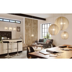 Moderne Eglo Pendelleuchte Cossano, weiß, Ø 30 cm, aus Holzlamellen, im Wohnraum.