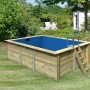 Rechteckiger Karibu Holzpool mit blauer Innenhülle und Leiter im Garten.
