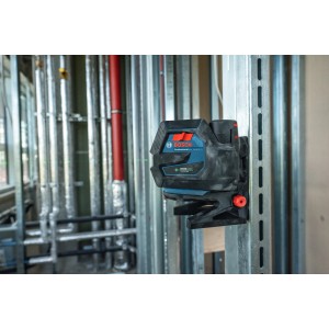 Bosch Professional GCL 12V-50-22 CG Kombilaser an Metallständer montiert.