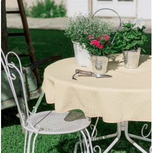 Cremefarbene, runde Garten-Tischdecke (Ø 160 cm) auf Gartentisch mit Deko.