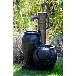 Großer Gartenbrunnen mit Handpumpe, 84cm hoch, aus Polyresin in Bronze-Dunkel und Dunkelgrau-Schwarz.