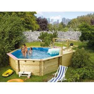 Karibu Holzpool Modell 2 C KDI im Garten mit Badenden und Zubehör.