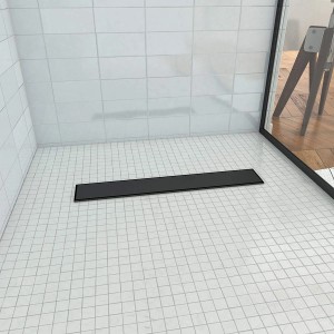 Aurlane befliesbares Showerboard 80x120 mit silbernem Ablaufkanal in einer gefliesten Dusche.