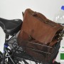 Schwarzer Fischer Fahrrad-Gepäckträgerkorb School mit Tasche und Flasche auf einem Fahrrad.