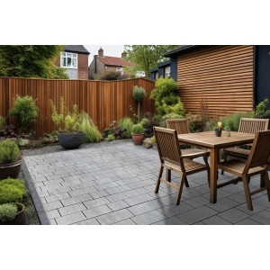 Verlegte Mehrformat-Pflastersteine Modern in Silbergrau-Schattiert auf einer Terrasse mit Gartenmöbeln.