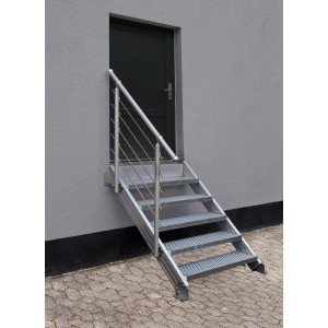 Treba Außentreppe Alaska 3 mit Lochblechstufen, Aluminium, vor grauer Hauswand.