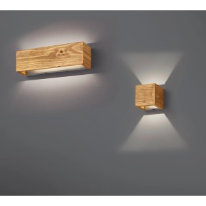 Zwei Trio LED-Wandleuchten Brad aus Echtholz und Metall in Nickel antik an grauer Wand.