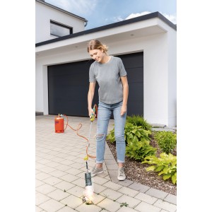 Frau benutzt Gloria Thermoflamm bio Professional E+ Turbo Unkrautbrenner mit Gaskartusche.