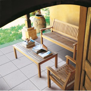 Häusler Landhaus Steinplatte Perlweiß (50x50) auf Terrasse mit Gartenmöbeln.