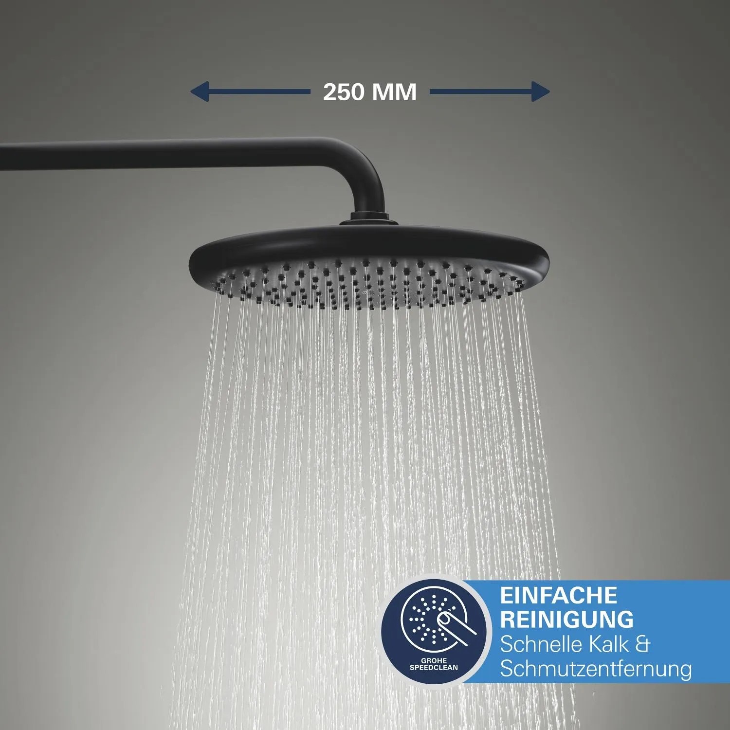Schwarze Grohe Regendusche mit Wasserstrahl, Teil des Precision Thermostat Duschsystems.