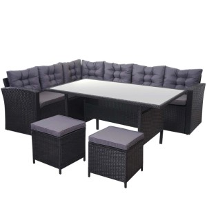 Dunkelgraue Poly-Rattan-Garnitur mit Tisch, Eckbank und zwei Hockern mit Kissen.